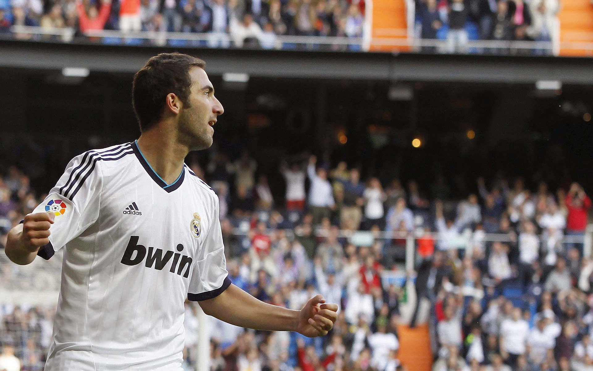 欧冠淘汰赛焦点战，曼联单节爆发拉开差距，阿尔及利亚新星闪耀梦剧场